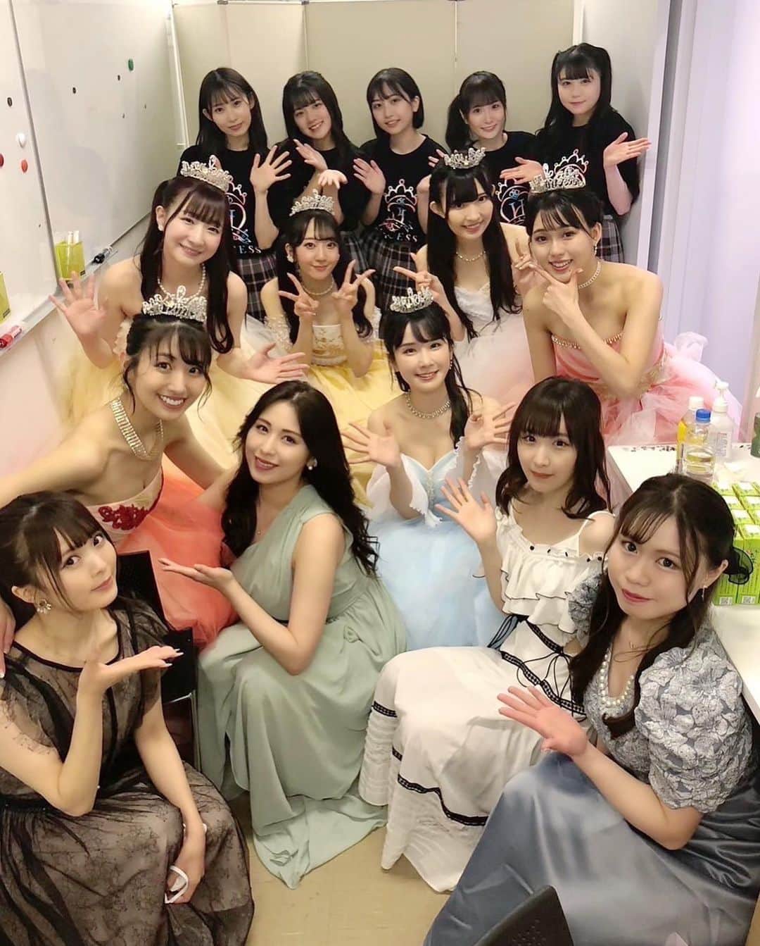 のインスタグラム：「#0312放プリワンマン2022 🌸 なんとこの日、大好きな先輩方がサプライズ登場してくださいました…😭👏🏻💓 . . ほんっとうに何も聞いてなくて、出てきた瞬間びっくりしすぎて口半開きでした……！ . . サプライズ登場してくださった『Memories〜君と僕の交差点〜』は、今回駆けつけてくれたOGの奈々さん、みらんさん、沙織さん、まいちゃんの4人と私関根の5人でのユニット【チームTwinkle】の楽曲で、放課後プリンセスファーストフルアルバム「My Princess」に収録された楽曲🎶 . . このチームTwinkleは私が正規メンバーに昇格したばかりのときに開催したZeppDiverCityワンマンライブでチーム分けが発表され、偉大な先輩方に混ざってTwinkleメンバーになれたことが物凄く嬉しかったのを覚えています…🥺✨とぅいんくるで楽曲を披露する機会も多くて、4人の卒業後も定期的に集まったりみんなでお誕生日お祝いしたり、とても仲良くしていただいている大好きな先輩方🤍❤️🧡💜 . . そんな大好きな4人のメンバーと一緒に作り上げた楽曲を、卒業ライブでどうしても最後にお届けしたくて、社長に何度もお願いしてセットリストに入れさせて頂きました。 . . 今回の卒業メンバー5人で披露できることになりそれだけでも本当に嬉しかったのですが、今回社長とコレオグラファーのAoi先生のご提案でOG4人がサプライズ登場…✨😭👏🏻ほんっとにびっくりして、もう二度とないと思っていた先輩4人と一緒にパフォーマンスができたことが本当に嬉しくて、、それまで我慢していた涙が一気に溢れてしまいました😭💓皆さんめちゃくちゃ忙しいのに時間を作ってこの日のためにリハーサルを何度も重ねてくださったそうです、、！泣きながらでも頭ではめちゃくちゃ状況飲み込もうとしてて、みらさおの2人のシンメの振りが従来のものから変わってたことを私は見逃さなかった……！また二人のダンスが見れたことも嬉しいし、わざわざ新しい振りを覚えてくださったことにも感謝溢れてすぎたし、ななまいのお2人の歌声聞けたのも尊すぎて涙涙涙でした、、！！！ 皆さん改めて本当に、有難う御座いました🙇🏻‍♀️✨🌈 . . 卒業してもいつまでも放課後プリンセスを温かく見守ってくださる先輩方のお陰で、私たちは安心して、そして沢山勇気をもらってここまで進んでこれました。次は私たちの番💡後輩たちが安心して新生放課後プリンセスとして輝いていけるように全力でサポートしていきます💪🏽🌈 . . #idol #japaneseidol #houkagoprincess #houpri #放課後プリンセス #放プリ #卒業 #卒業ライブ」