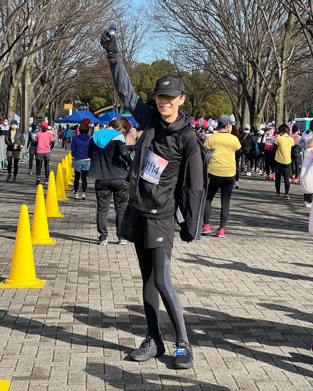 のインスタグラム：「達成感があって気っ持ちイイ〜🌸 #渋谷表参道womansrun #マラソン大会 #ニューバランス #newbalance #shibuya #omotesandou #10kmrun #完走 #萬田久子」