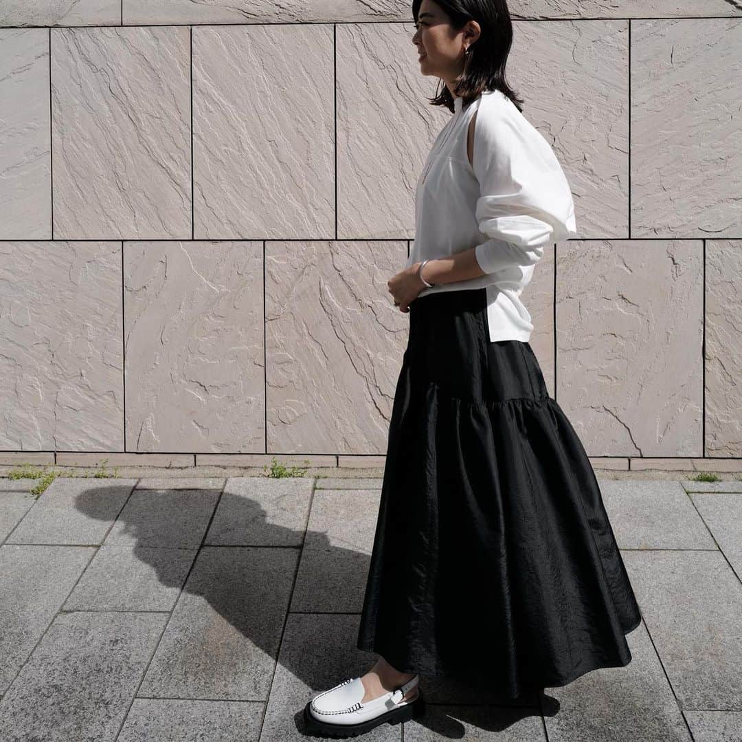 urakoのインスタグラム：「. リアルに春夏に めちゃくちゃ着るであろうスタイリング😊🤍🖤 . ボレロを羽織ったようなデザインで長袖で着たり 肩にかけたり(写真3枚目) アレンジができます☺️✨ . シャンブレースカートは 少し光沢があり 華やかな印象に☺️ 軽いはき心地とウエストもゴムになっているので ストレスフリーだけど キチンと見えるところもpoint☝️ . . デザインロングTシャツ WHT.BRO.C/PNK.GRN ¥10.200(+tax) シャンブレーロングスカート L/GRY.BLK ¥15.600 (+tax) . . TOKYO POPUP先行item🗼 . #MACHATT #bottegaveneta  #ceciliebahnsen  #hereu」