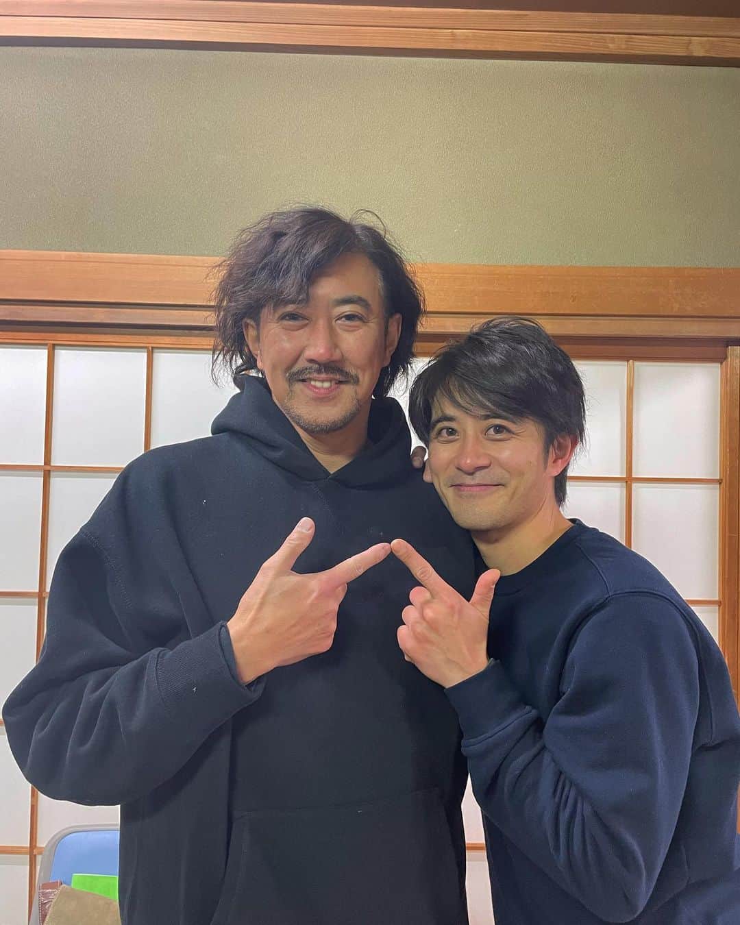 斉藤祥太のインスタグラム：「舞台で共演していたあつしさんと！ 懐かしい再会に話も盛り上がりました🤙 慶太とも久しぶりのお芝居でなんだか新鮮でした😎 ドラマ ムロツヨシさん主演 全っっっっっ然知らない街を歩いてみたものの  3月27日　（日） 4月3日　（日） フジテレビ 25時25分〜25時55分 4話.5話　立石編 2週連続で出演します。 深い時間ですがよろしくお願いします😆 #斉藤祥太  #フジテレビ #全っっっっっ然知らない街を歩いてみたものの」