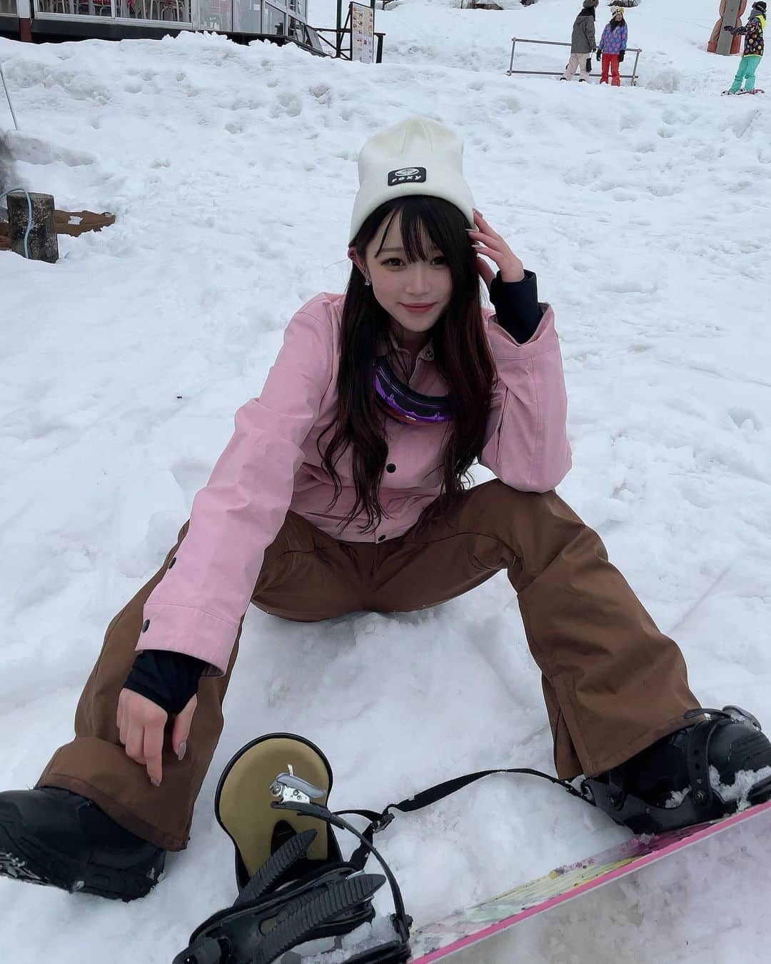 平野夢来（ゆぴぴ）のインスタグラム：「念願のスノボー❕❤︎ 転びすぎて体痛いよ~🥲 とりあえず、雪似合ってる❔ #長野#白馬#スノボー#jk」
