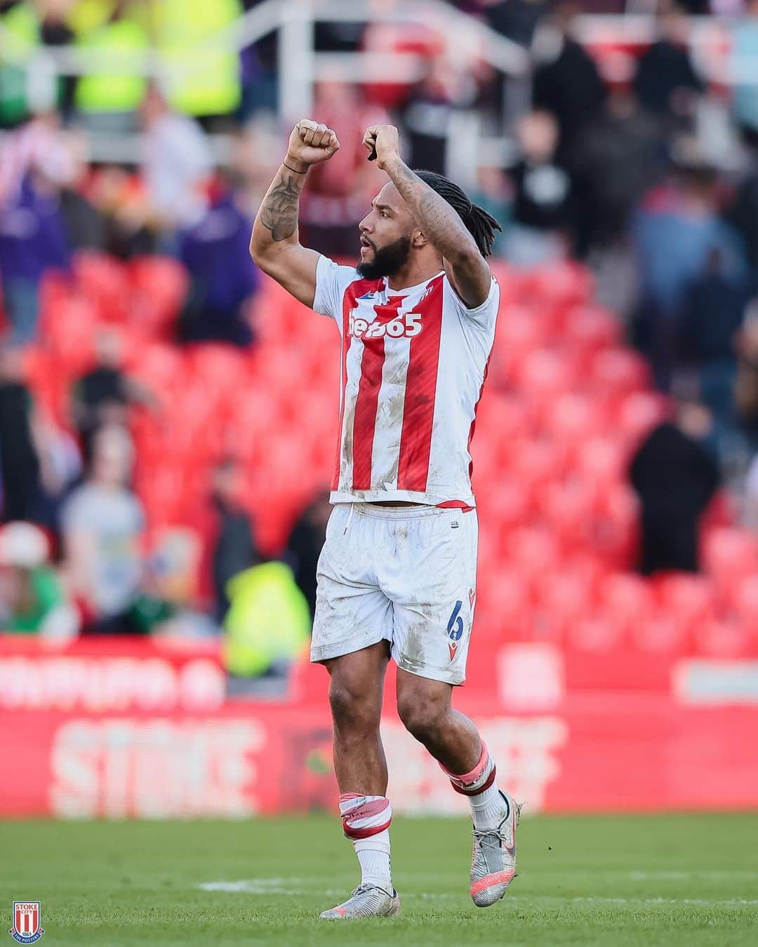 リアム・ムーアさんのインスタグラム写真 - (リアム・ムーアInstagram)「3 points and clean sheet in the sun. See you after the break potters 🔴⚪️」3月20日 18時17分 - liammoore93