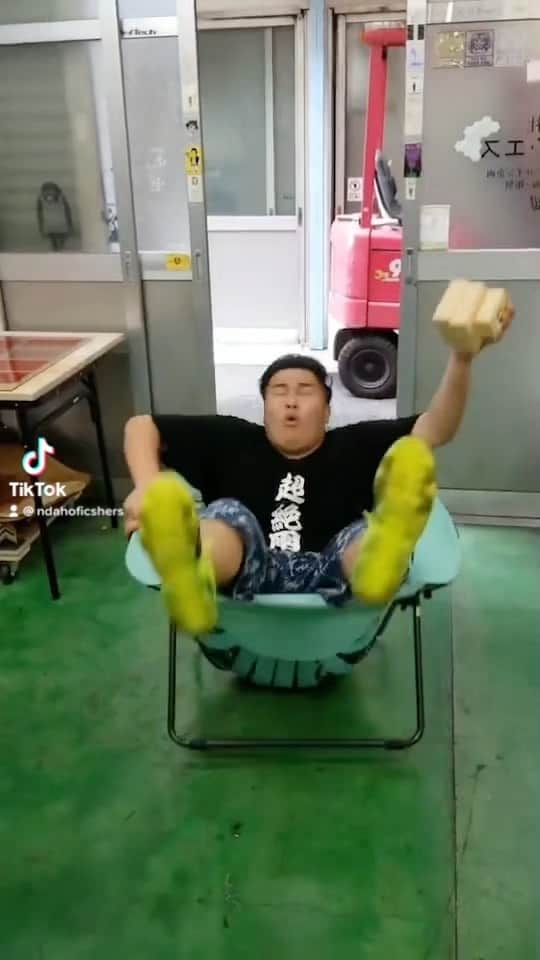 ンダホのインスタグラム：「120kgをゴム製の椅子に座らせたら落ちた動画www」