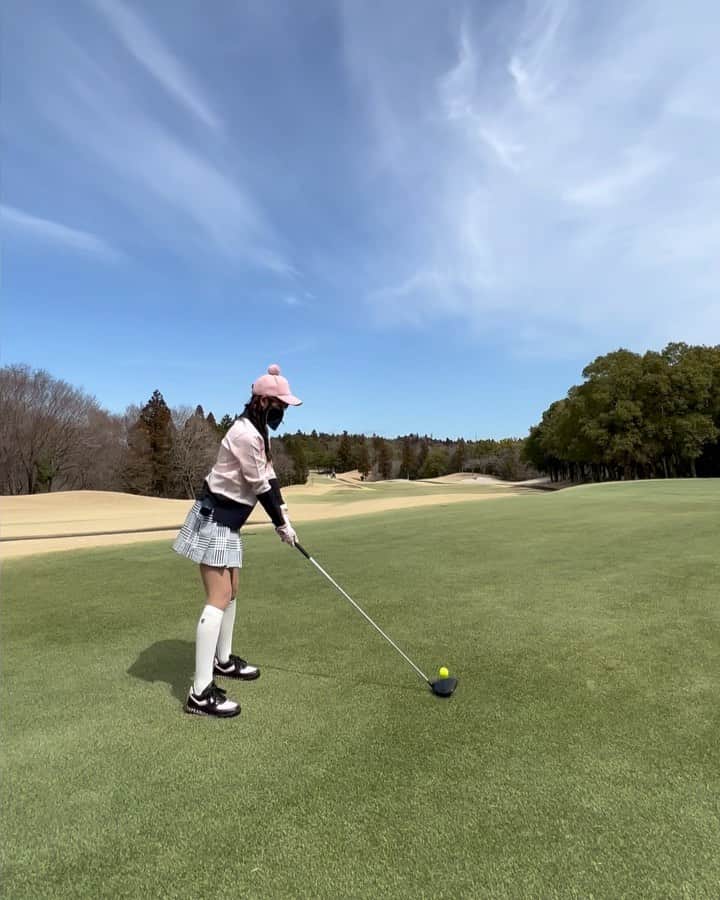 のインスタグラム：「. スイング動画🏌️‍♀️✨ レディースティー🔴を卒業したくて、フロントから回ったよ〜😆 . 1枚目は左のバンカーも全然超えて、レディースティーから打ってた時よりも飛んでた〜✌️✨ . 2枚目は谷越えのショート 160yrdくらいでドライバーだと大きかったけど、向かいの斜面に当たって転がってオンしてた⛳️！ . 4枚目は左に巻き込んじゃってる？感じでなんだかしっくりこないやつ😮‍💨 最近これがちょいちょいある😮‍💨 上手くいかなかった時は無意識に頭のポンポン触りがち🤣🤍 . 5枚目はつま先下がりでの5w つま先下がりより、つま先上がりの方が苦手。。🥲 . #ゴルフ女子#ゴルフ#ゴルフスイング#ゴルフスイング動画#スイング動画#ドライバーショット#ごるふ女子#成田ゴルフ倶楽部 #golf#golfswing#golfer#golfstagram#golfstyle#golflife#golfgirl#golfaddict#golfshot#golfshoes#japan#japanesegirl」