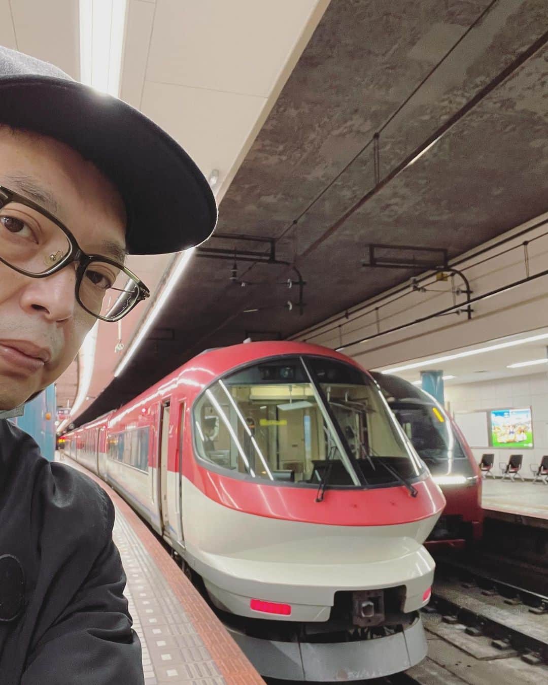 中川礼二のインスタグラム：「伊勢志摩ライナーとチラッと特急ひのとり  #伊勢志摩ライナー #特急ひのとり #近鉄電車 #近鉄23000系 #伊勢志摩 #近鉄特急 #近鉄80000系 #ひのとり #鉄オタ #鉄道 #鉄道写真 #電車」