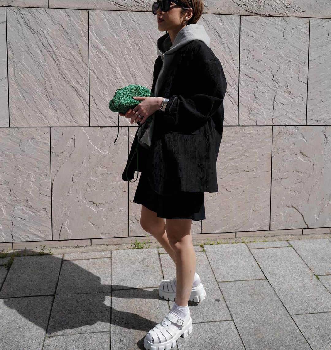 正中雅子のインスタグラム：「リップル素材で作った軽くて春夏にぴったりなジャケットとショートパンツ！  オーバーサイズのジャケットとショートパンツが 今年はしたくて 同素材で大人がかっこよく着こなせるセットアップに！  もちろん、別々に使えます🌼  この日は、インナーにはフーディを☺︎  軽めのジャケットが気負いなく羽織れて こなれ感出してくれておすすめです！  TOKYO popup 先行item🗼  #MACHATT #masaco服」