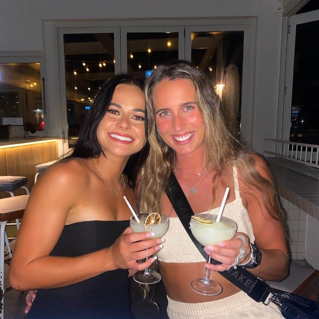 Maddie COATESのインスタグラム：「Grateful, cheers to high vibes and good times!🍸🤍」