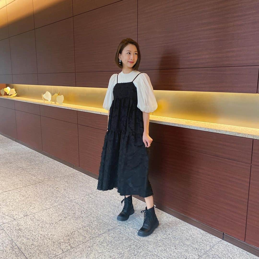 澤田南さんのインスタグラム写真 - (澤田南Instagram)「🌷 アンミヌのフェザーティアードドレスを お目当てにPOPUPへ… 結果どれも可愛すぎて目移りしそうでした😇笑  全面に散りばめられたフェザーと スカートもボリューム感たっぷりなのに なんと軽くて着やすいこと。 ひそかに後ろ姿にはたらんと肩紐が垂れているのです♡  以前一目惚れしたアンミヌのワンピースを ネットで購入した際に @ayuohashi さんの手書きのメッセージが 添えられていて感動しましたが 今回お会いすることが叶いました✨  完売してしまったアイテムもあるみたいですが @unminouofficial 3/22まで伊勢丹新宿にて POPUPやってます！ 大人可愛いが詰まりすぎてました🥰  #アンミヌ　#unminou」3月20日 19時01分 - sawada_minami