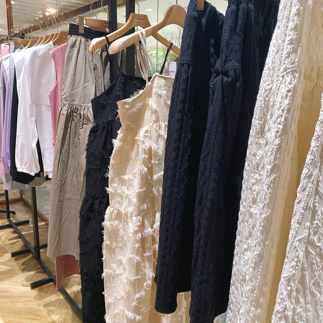 澤田南さんのインスタグラム写真 - (澤田南Instagram)「🌷 アンミヌのフェザーティアードドレスを お目当てにPOPUPへ… 結果どれも可愛すぎて目移りしそうでした😇笑  全面に散りばめられたフェザーと スカートもボリューム感たっぷりなのに なんと軽くて着やすいこと。 ひそかに後ろ姿にはたらんと肩紐が垂れているのです♡  以前一目惚れしたアンミヌのワンピースを ネットで購入した際に @ayuohashi さんの手書きのメッセージが 添えられていて感動しましたが 今回お会いすることが叶いました✨  完売してしまったアイテムもあるみたいですが @unminouofficial 3/22まで伊勢丹新宿にて POPUPやってます！ 大人可愛いが詰まりすぎてました🥰  #アンミヌ　#unminou」3月20日 19時01分 - sawada_minami