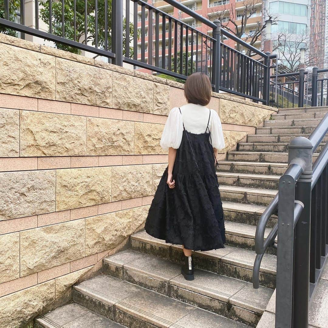 澤田南さんのインスタグラム写真 - (澤田南Instagram)「🌷 アンミヌのフェザーティアードドレスを お目当てにPOPUPへ… 結果どれも可愛すぎて目移りしそうでした😇笑  全面に散りばめられたフェザーと スカートもボリューム感たっぷりなのに なんと軽くて着やすいこと。 ひそかに後ろ姿にはたらんと肩紐が垂れているのです♡  以前一目惚れしたアンミヌのワンピースを ネットで購入した際に @ayuohashi さんの手書きのメッセージが 添えられていて感動しましたが 今回お会いすることが叶いました✨  完売してしまったアイテムもあるみたいですが @unminouofficial 3/22まで伊勢丹新宿にて POPUPやってます！ 大人可愛いが詰まりすぎてました🥰  #アンミヌ　#unminou」3月20日 19時01分 - sawada_minami