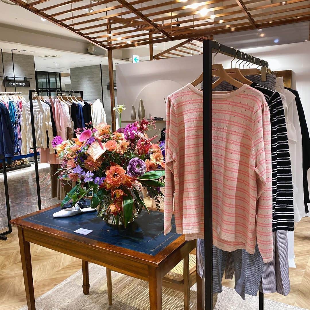 澤田南さんのインスタグラム写真 - (澤田南Instagram)「🌷 アンミヌのフェザーティアードドレスを お目当てにPOPUPへ… 結果どれも可愛すぎて目移りしそうでした😇笑  全面に散りばめられたフェザーと スカートもボリューム感たっぷりなのに なんと軽くて着やすいこと。 ひそかに後ろ姿にはたらんと肩紐が垂れているのです♡  以前一目惚れしたアンミヌのワンピースを ネットで購入した際に @ayuohashi さんの手書きのメッセージが 添えられていて感動しましたが 今回お会いすることが叶いました✨  完売してしまったアイテムもあるみたいですが @unminouofficial 3/22まで伊勢丹新宿にて POPUPやってます！ 大人可愛いが詰まりすぎてました🥰  #アンミヌ　#unminou」3月20日 19時01分 - sawada_minami