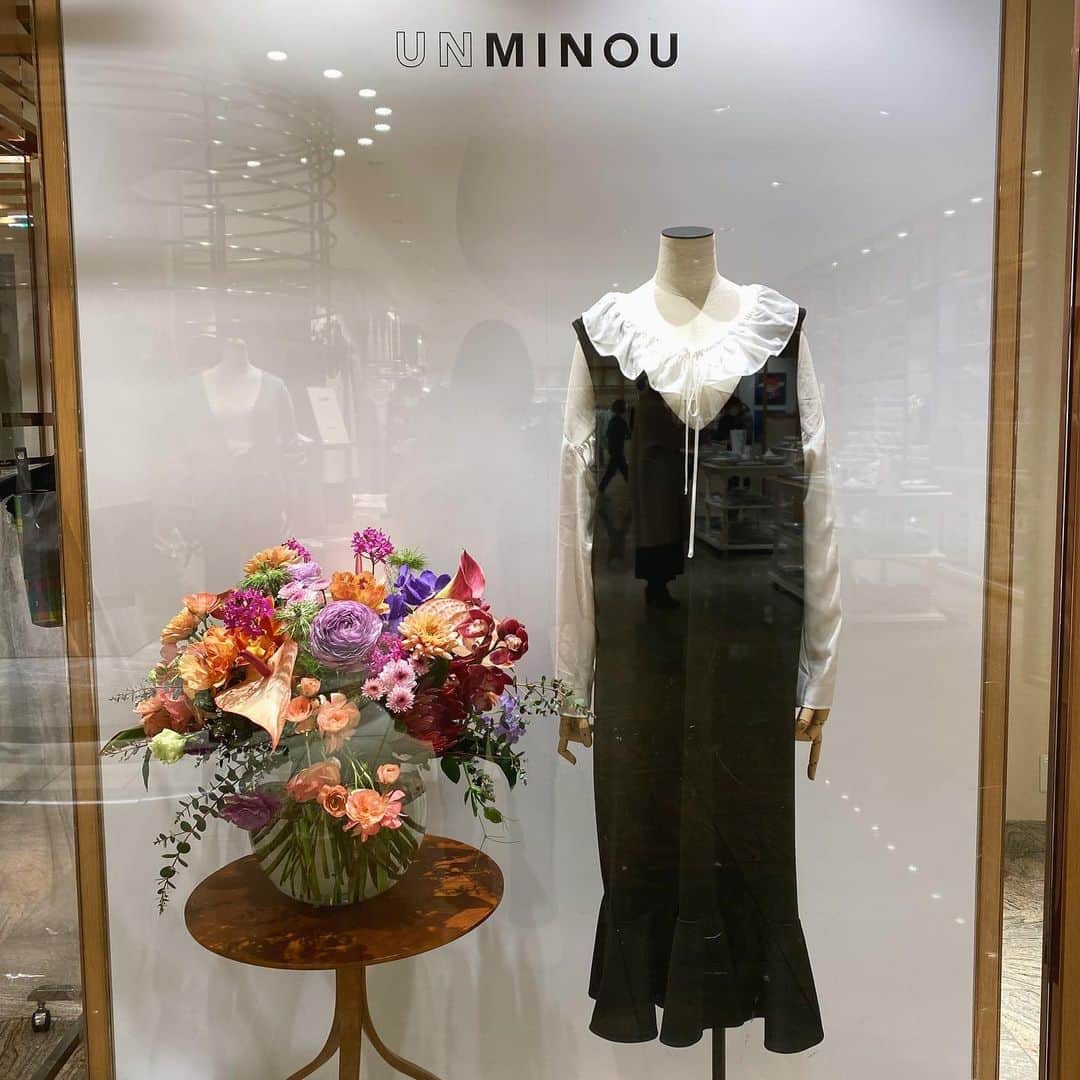 澤田南さんのインスタグラム写真 - (澤田南Instagram)「🌷 アンミヌのフェザーティアードドレスを お目当てにPOPUPへ… 結果どれも可愛すぎて目移りしそうでした😇笑  全面に散りばめられたフェザーと スカートもボリューム感たっぷりなのに なんと軽くて着やすいこと。 ひそかに後ろ姿にはたらんと肩紐が垂れているのです♡  以前一目惚れしたアンミヌのワンピースを ネットで購入した際に @ayuohashi さんの手書きのメッセージが 添えられていて感動しましたが 今回お会いすることが叶いました✨  完売してしまったアイテムもあるみたいですが @unminouofficial 3/22まで伊勢丹新宿にて POPUPやってます！ 大人可愛いが詰まりすぎてました🥰  #アンミヌ　#unminou」3月20日 19時01分 - sawada_minami