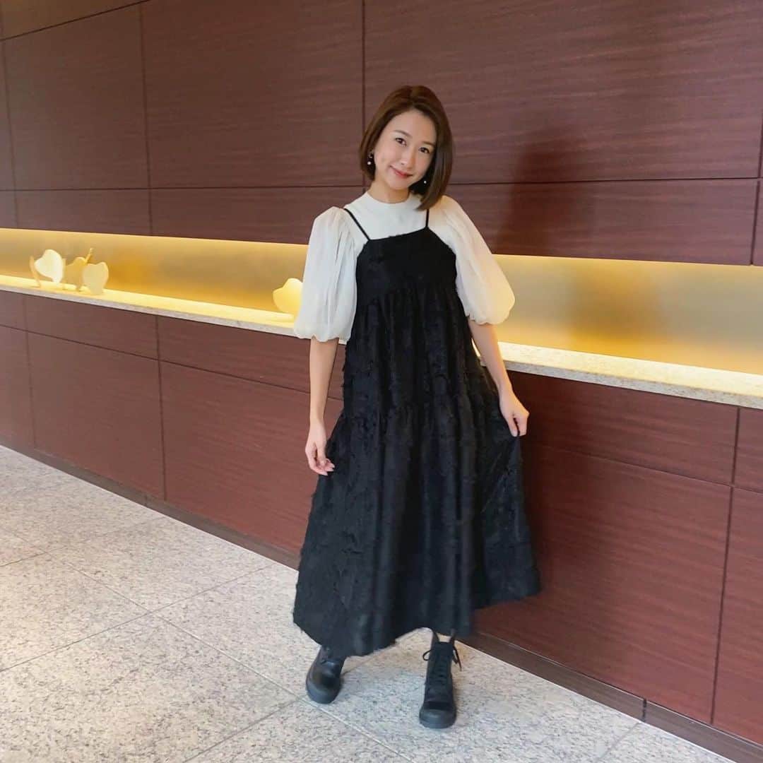 澤田南さんのインスタグラム写真 - (澤田南Instagram)「🌷 アンミヌのフェザーティアードドレスを お目当てにPOPUPへ… 結果どれも可愛すぎて目移りしそうでした😇笑  全面に散りばめられたフェザーと スカートもボリューム感たっぷりなのに なんと軽くて着やすいこと。 ひそかに後ろ姿にはたらんと肩紐が垂れているのです♡  以前一目惚れしたアンミヌのワンピースを ネットで購入した際に @ayuohashi さんの手書きのメッセージが 添えられていて感動しましたが 今回お会いすることが叶いました✨  完売してしまったアイテムもあるみたいですが @unminouofficial 3/22まで伊勢丹新宿にて POPUPやってます！ 大人可愛いが詰まりすぎてました🥰  #アンミヌ　#unminou」3月20日 19時01分 - sawada_minami