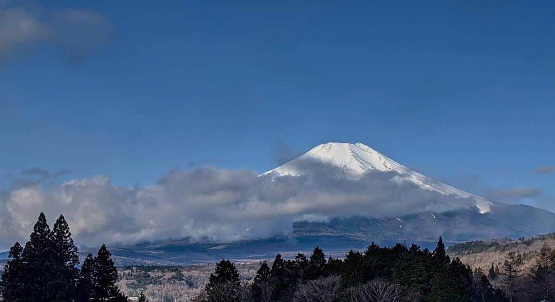 渡辺裕之のインスタグラム：「今朝の富士山 雲の布団から顔を出して！友より #霊峰富士 #雲の上の富士山」