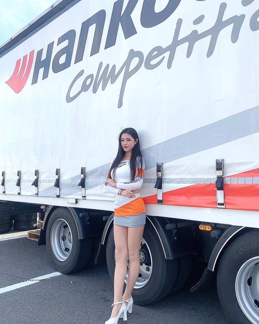 真木しおりのインスタグラム：「S耐　開幕戦ありがとうございました🥺  初めてのハンコックガールステージも二日間やり遂げれた！  1日目は風も強くて髪の毛ビュンビュンなってた(´･_･`) 2日目晴れて大きなトラブルもなく 無事終えることができました！  まだまだ未熟者ですが あーりんに沢山知識詰め込んでもらいます😘  あーりんがめちゃめちゃ足長く取ってくれた🥺  次戦　富士24時間耐久レースも お楽しみに☺️☺️  #スーパー耐久　#s耐 #s耐久　#鈴鹿サーキット #hankook #ハンコックガール #hankookgirls #rq #レースクイーン　#한국타이어 #hankooktires #鈴鹿　#鈴鹿サーキット」