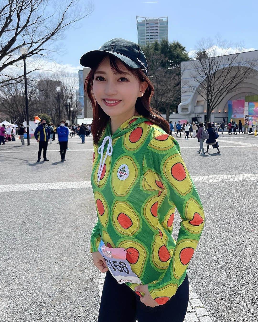 唯可（yuika）さんのインスタグラム写真 - (唯可（yuika）Instagram)「ストーリーにめっちゃ流したけど 今日は渋谷・表参道Women's Runに参加しました❣️  な、な、なんととととと 10kmのマラソン、完走しました😭✨ 我ながらびっくり笑  昔は運動大好き人間だったんだけど、それはそれは マラソンからだいぶ遠ざかる人生だったの 10キロ走れるとは思えなくて嬉しみだった🥰  今回は@love.avocadosfrommexico の アボカドガールズとしてアボカドのユニフォームで参加🥑  いつも買い物とかしてる表参道や渋谷、 明治神宮の車道を颯爽と走れるとか最高過ぎた🥰 完走記念としてイヤーカフもゲットしたよ✨  今日はアボカドのお土産を貰ったので近々アボカド料理作ろうっと🥑🥑🤍アボカドはタンパク質豊富で運動との相性も抜群✨」3月20日 19時34分 - yu.i.k.a