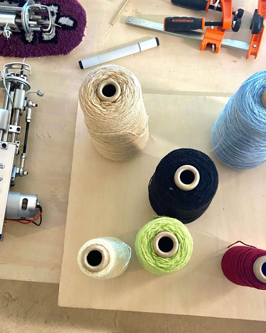 AKIKOさんのインスタグラム写真 - (AKIKOInstagram)「«Experiencing different art mediums!» - tufting!!!(╹◡╹) -  Textile art unlike augmented reality is tactile and I found that fascinating. On top of that, you have to be in sync with the tufting gun or else the line you’re drawing won’t turn out the way you had imagined!  タフティングガンを上手くコントロールしないと思い通りに線が描けなかったりするからすごく面白かった！ @keke_rug @miyoshirug  ① Finished product・完成！ ② What the floor looks like when you’re tufting・床がカラフル ③ Tufting gun on top of a tufting gun rug and my chunky shoes・タフティングガンとタフティングガンのラグと私のチャンキーシューズ ④ Work in progress!!! My dog is my muse ・途中経過 ⑤ Picking out the yarns ・色を選んでいるところ ⑥ Keke rug-san’s IG live showing how to put the paste thing・Keke rugさんのノリの塗り方ライブ」3月20日 19時34分 - akikokoga