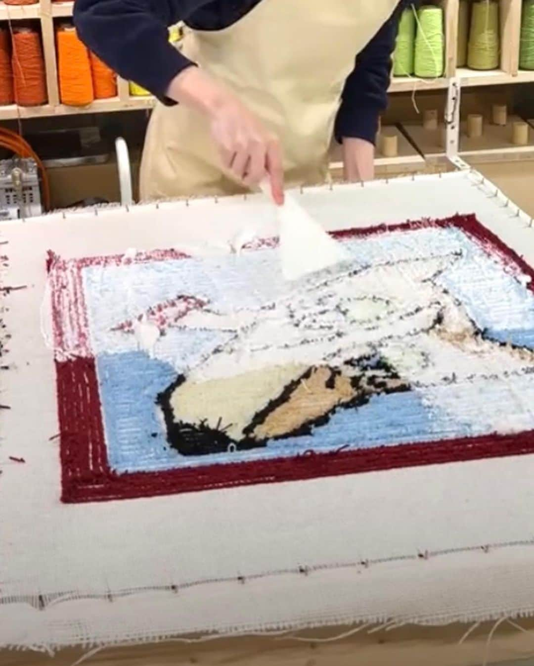 AKIKOさんのインスタグラム写真 - (AKIKOInstagram)「«Experiencing different art mediums!» - tufting!!!(╹◡╹) -  Textile art unlike augmented reality is tactile and I found that fascinating. On top of that, you have to be in sync with the tufting gun or else the line you’re drawing won’t turn out the way you had imagined!  タフティングガンを上手くコントロールしないと思い通りに線が描けなかったりするからすごく面白かった！ @keke_rug @miyoshirug  ① Finished product・完成！ ② What the floor looks like when you’re tufting・床がカラフル ③ Tufting gun on top of a tufting gun rug and my chunky shoes・タフティングガンとタフティングガンのラグと私のチャンキーシューズ ④ Work in progress!!! My dog is my muse ・途中経過 ⑤ Picking out the yarns ・色を選んでいるところ ⑥ Keke rug-san’s IG live showing how to put the paste thing・Keke rugさんのノリの塗り方ライブ」3月20日 19時34分 - akikokoga