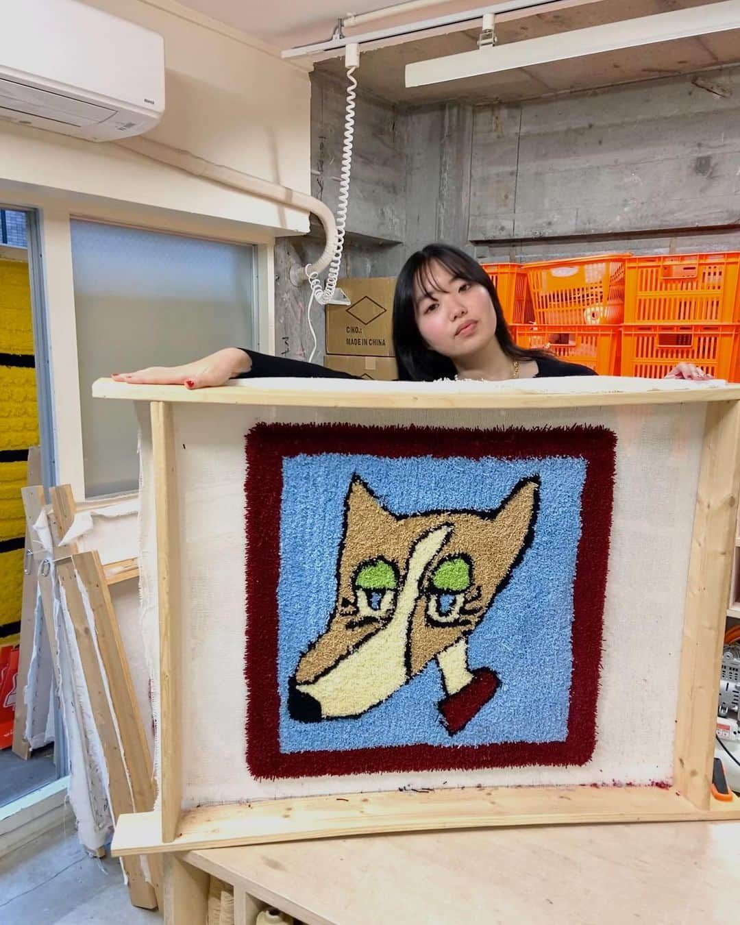 AKIKOのインスタグラム：「«Experiencing different art mediums!» - tufting!!!(╹◡╹) -  Textile art unlike augmented reality is tactile and I found that fascinating. On top of that, you have to be in sync with the tufting gun or else the line you’re drawing won’t turn out the way you had imagined!  タフティングガンを上手くコントロールしないと思い通りに線が描けなかったりするからすごく面白かった！ @keke_rug @miyoshirug  ① Finished product・完成！ ② What the floor looks like when you’re tufting・床がカラフル ③ Tufting gun on top of a tufting gun rug and my chunky shoes・タフティングガンとタフティングガンのラグと私のチャンキーシューズ ④ Work in progress!!! My dog is my muse ・途中経過 ⑤ Picking out the yarns ・色を選んでいるところ ⑥ Keke rug-san’s IG live showing how to put the paste thing・Keke rugさんのノリの塗り方ライブ」