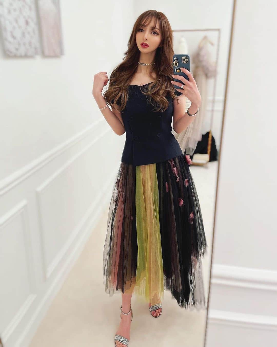 のインスタグラム：「このチュールのドレススカートは 前のコレクションでの 日本で一点のオーダー品🌹✨  一回もお披露目してなかったから 素敵な機会に着れてよかった💕  ヒールサンダルもかわよいの🥰 見えにくいけど笑  #オートクチュール #diorhautecouture  #hautecouture  #Paris #パリ  #villadiortokyo  #garden #dior #ディオール　 #ディナー #dinner  #🍷 #🍾  #2022 #dior #Alldior #diorcouture #サンダル  #スカート #チュールスカート  #全身 #コーディネート  #ドレス #東京 #写真 #instagram  #ファッション#fashion #shopping #ootd #ネックレス」