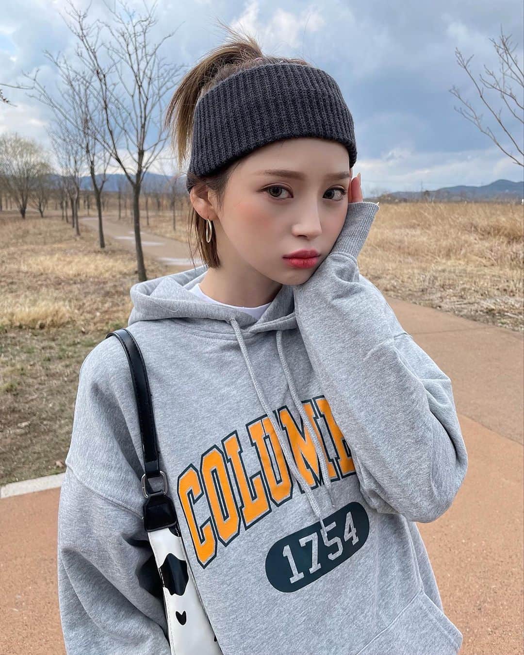 Yoonbitnaのインスタグラム：「#광고 구미에서도 아메리칸캐주얼 느낌✌🏻 @columbiauniv_official」