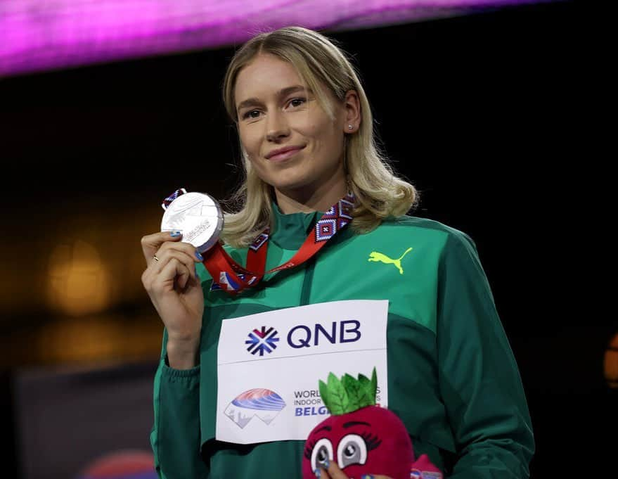 エレナー・パターソンのインスタグラム：「Speechless. World Indoor silver medalist, a PB and my first ever 2m’s 🤩🥳🤯🥰 So proud of this moment. So proud to share the podium with such incredible women. So proud to be surrounded by wonderful people. Forever so so so grateful to @alexstewart81 ; I had to share the 3rd pic sorry…not sorry !!」