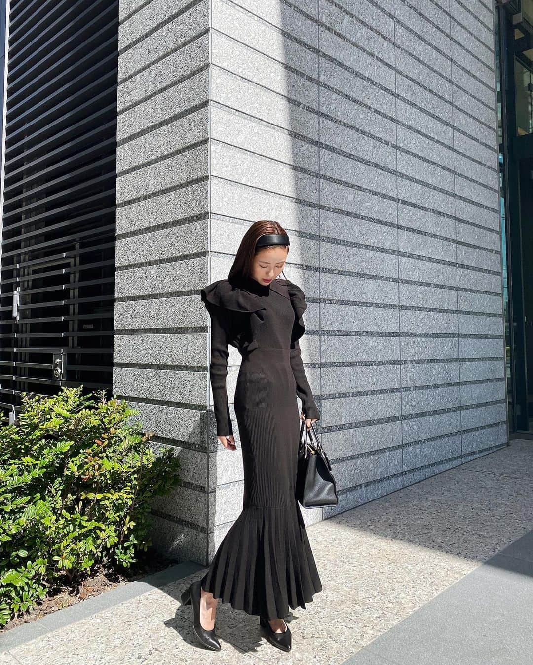 のインスタグラム：「👗 珍しくローヒールの日💕 歩きやすいパンプス欲しいなと思って この前 @fitfit_de_marche_marche で フィッティングしてきたよ👠 . ファッションのワンポイントになるような 柄からカラーパンプスまでいろんな種類があった😳 その中から店員さんと色々お話ししながら 歩きやすさと普段の服の合わせやすさを 重視して色はブラックにしました🖤 『fitfit de marche marche』の POPUPは アミュエスト博多で8/31まで みたいだからみんなも行ってみてね🥰 .  one-piece : @rienda_official  bag : @louisvuitton  boots : @fitfit_official_  ブランドはタグ付けしてます！ . #fitfitdemarchemarche #fitfit #フィットフィット #ad #パンプス #春コーデ #rienda #louisvuitton  #プチプラコーデ #今日のコーデ #ootd #code #fashion  #instagood #instalike #instadaily  #みずほしふく」
