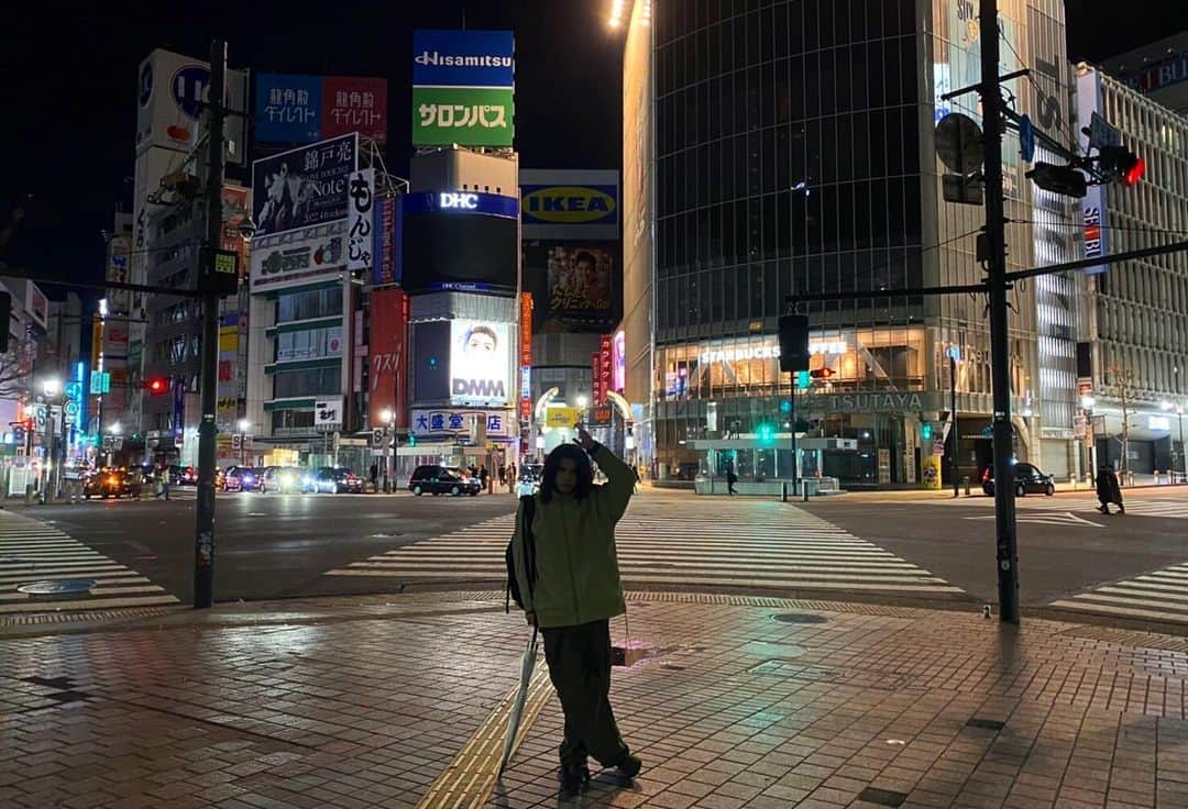 たいせいのインスタグラム：「スクランブル交差点イージー #東京の電車運転荒いど #tokyo #しょーみ東京タワーちっちゃい #通天閣には敵う #初めての東京 #雨腹立つ #標準語おもろい #東京好き #しょーみ東京田舎」