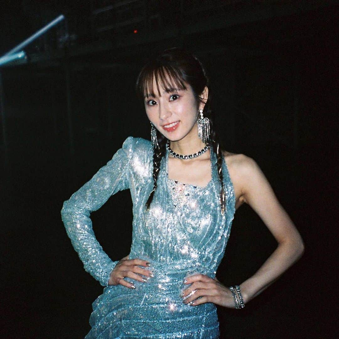 前田ゆうのインスタグラム：「prediaのラストシングル 💃DRESS💿のイベント最終日でした✨あいにきてくへれたみなさんほんとうにありがとうございました😊そして、改めて、DRESS💿のCDをゲットしてくれたみなさんありがとうございます(^^)♫  ㊗️オリコンウィークリー2位🎉  みんながくれた最高なプレゼントです😭❤️ほんとうにありがとう❤️みんなの愛がうれしくてうれしくてほんとうに幸せです🥰こんかいのリリースイベントをとおしてたくさんの思い出がまた増えてうれしいです！！ いつまでもみんなに愛されて聴き続けてくれるそんな曲になってくれたらいいな🥰  写真はMVのオフショット📸 るーちゃんがフィルムカメラでとってくれたよ＾＾」