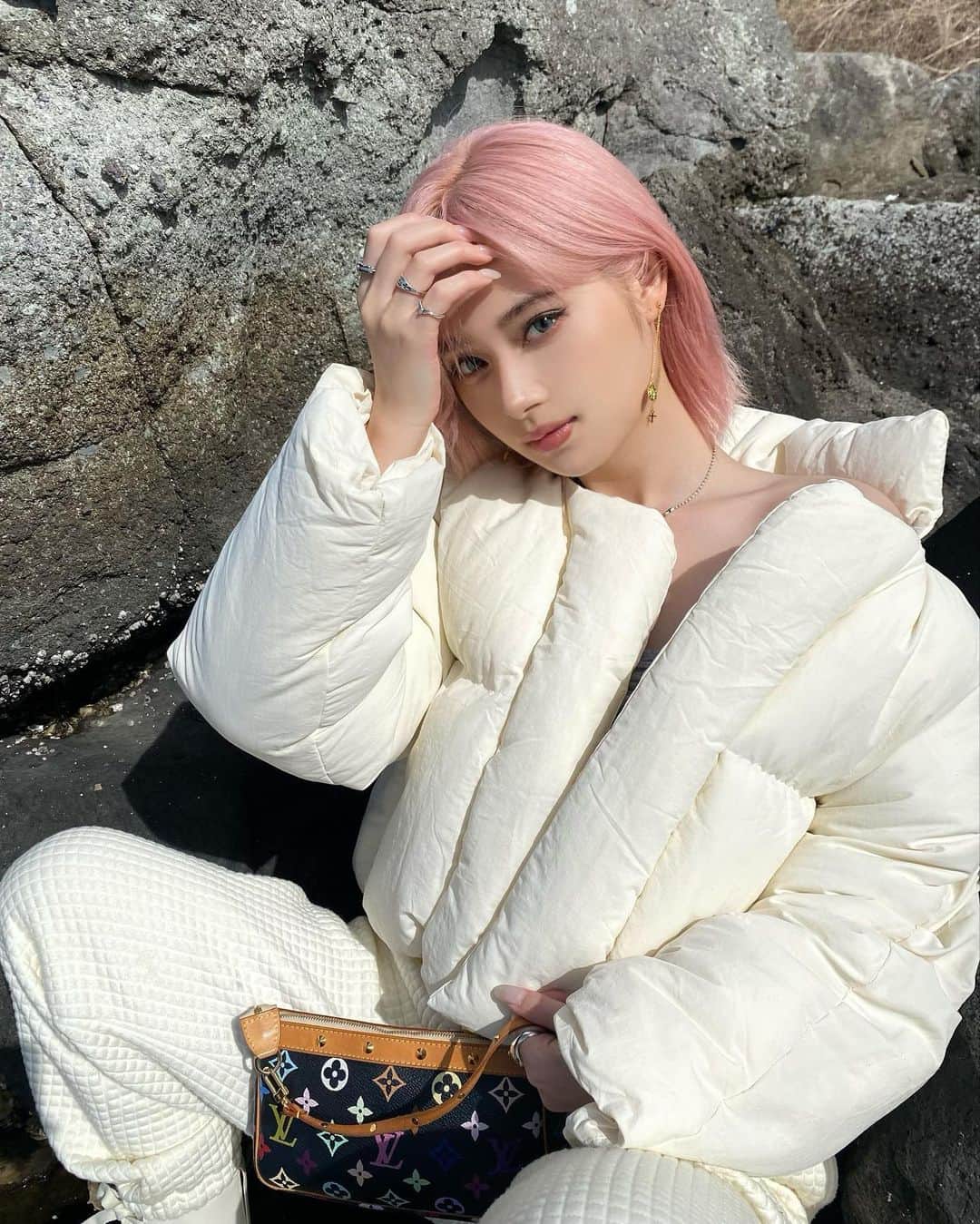 のインスタグラム：「ㅤㅤㅤㅤㅤㅤㅤㅤㅤㅤㅤㅤㅤ 気分で久しぶりにPink hairに💖🎧😶‍🌫️  @tsuyoshi_saito のカラーが 天才なの✨✨  👗 @mymum_madeit」
