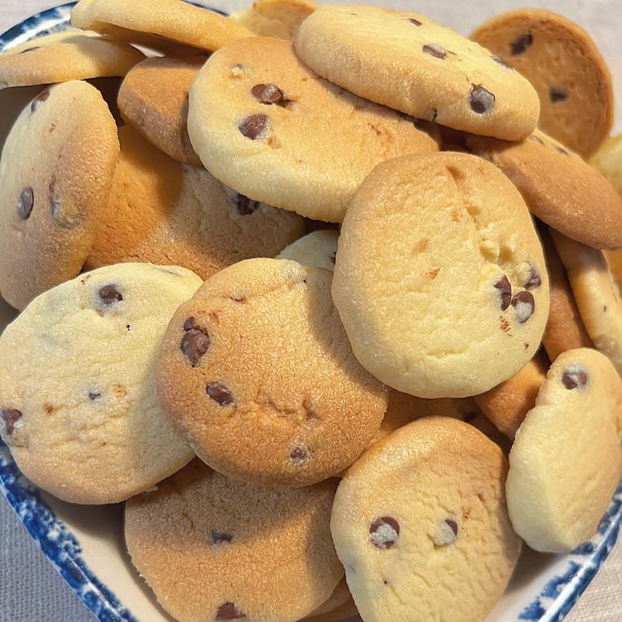 のインスタグラム：「休みの日はクッキーを大量生産させがち🤭🍪 #チョコチップクッキー #お菓子作り」