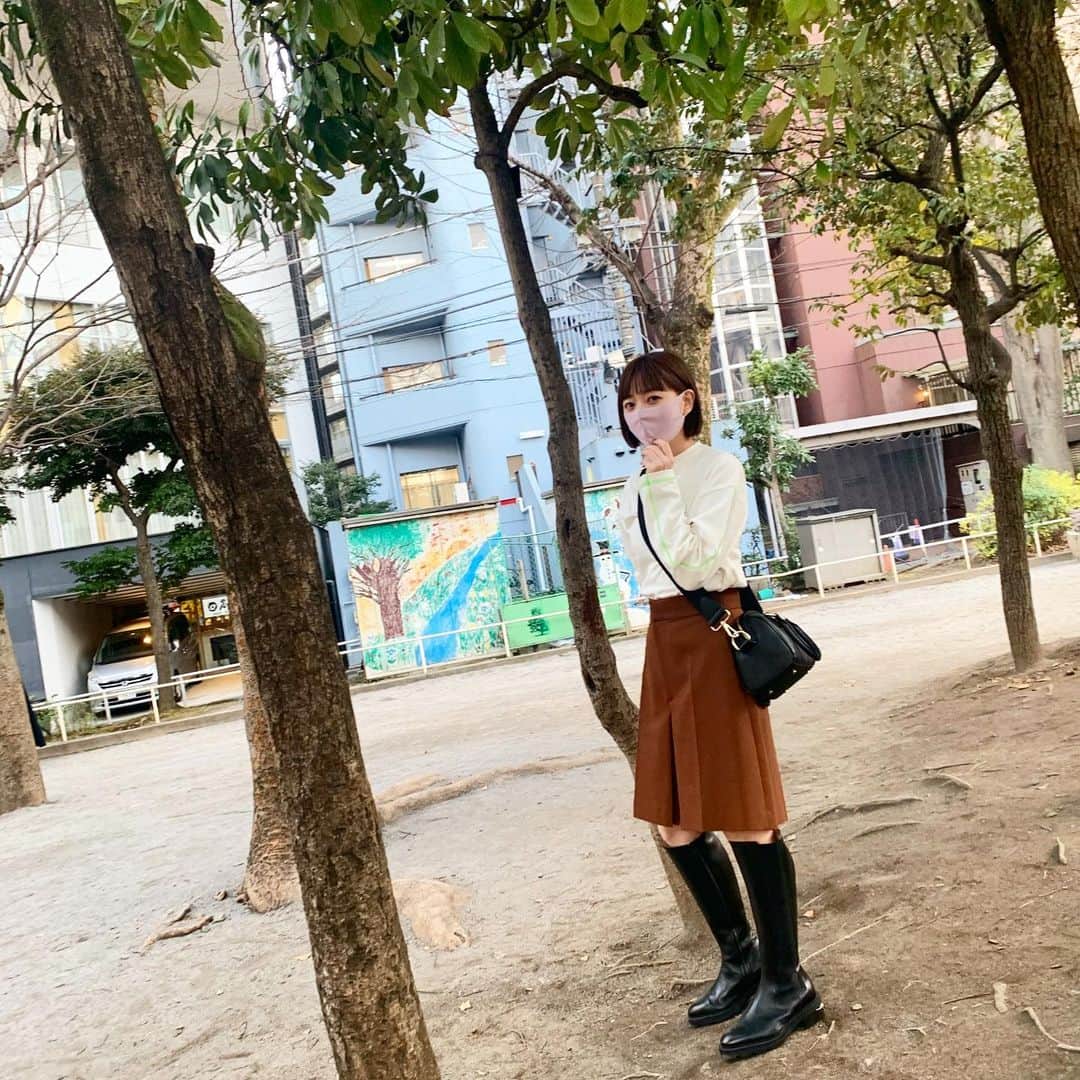 伊藤千晃のインスタグラム：「とある日の公園で、 ⁡ ココア〜ド〜シ〜キヨスミダ ⁡ って言いながら撮ってくれた。 ⁡ なんで4歳の子がイカゲーム知ってるんだ？？🙂💦 ⁡  #トップス　#バッグ @kikianddays #ショートパンツ　@lecielbleu_official  #ロングブーツ　@alexanderwangny  #低身長コーデ #153cmコーデ  #春コーデ」