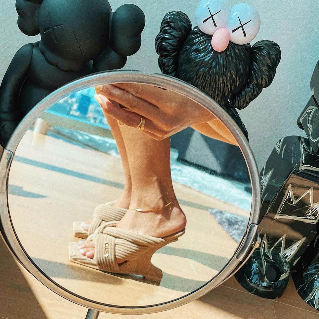 のインスタグラム：「. NEW 👠🤎 . #yelloshoes  #heels #sandals #kaws」