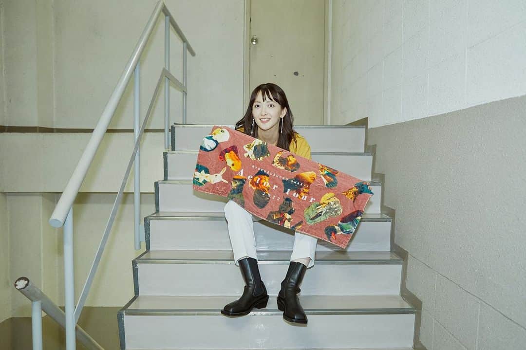 のインスタグラム：「群馬、はじめまして。 なんてハッピーな初日なんだろう。 今日いたみんなに今回のツアーに込めたメッセージが届いていたら、私は幸せだし、意味を持ってまた走り出せるんだ。 ありがと✌🏻  (こっそりガチャ回しツアーも始めてみました。今日はアクキー。自分でるかな〜) 📷 by @ad_miyu  #Actortour2022」