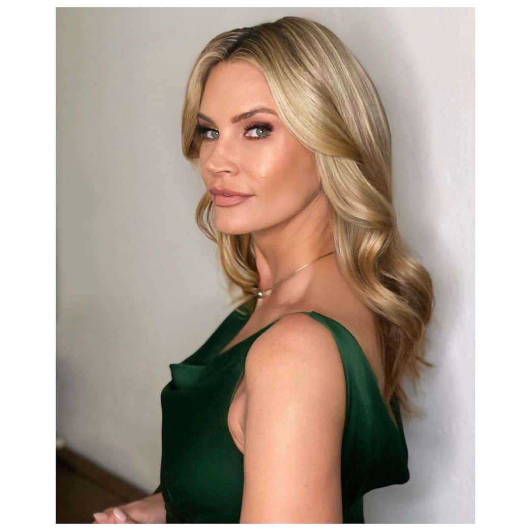 ナターシャ・ヘンストリッジのインスタグラム：「What a wonderfully inspiring night at the PGA awards, biggest congrats to all the winners, particularity @gberlanti Thanks @stardresser for this green stunner and @glambynatalie for my hair AND makeup and of course @marlowetimothy for being a great date🥰」