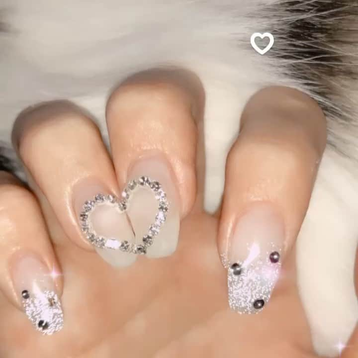 丸山蘭奈のインスタグラム：「キラキラネイル💅✨🤍  #ネイル」