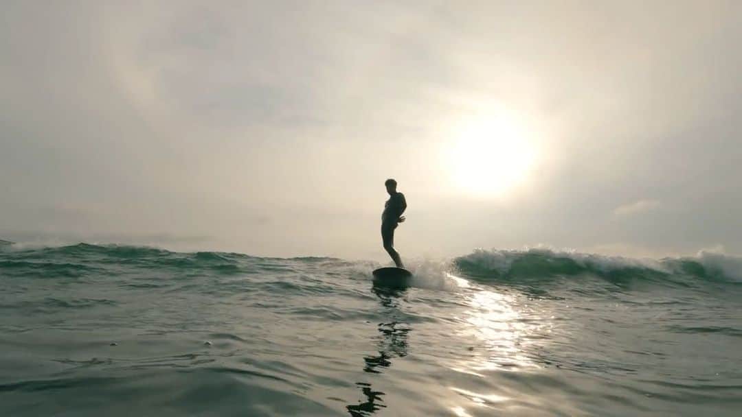 サヌークのインスタグラム：「EPISODE 3 of @hunterjoness's Looking Forward, where we recognize people and organizations that are striving to build a better world through surfing.   ---  In San Clemente, we met with Marc Chaves and the crew from Native Like Water, a program for indigenous youth, helping reestablish a connection with the ocean, outdoor education, and cultural self-exploration. Marc said, "what we are doing is reintroducing our indigenous folks back to the ocean and ocean culture." After our surf with the Native Like Water team, we cooked an incredible dinner right at the water's edge, watched the sunset, shared some stories, and enjoyed each other's company.   🎥: @wsl」
