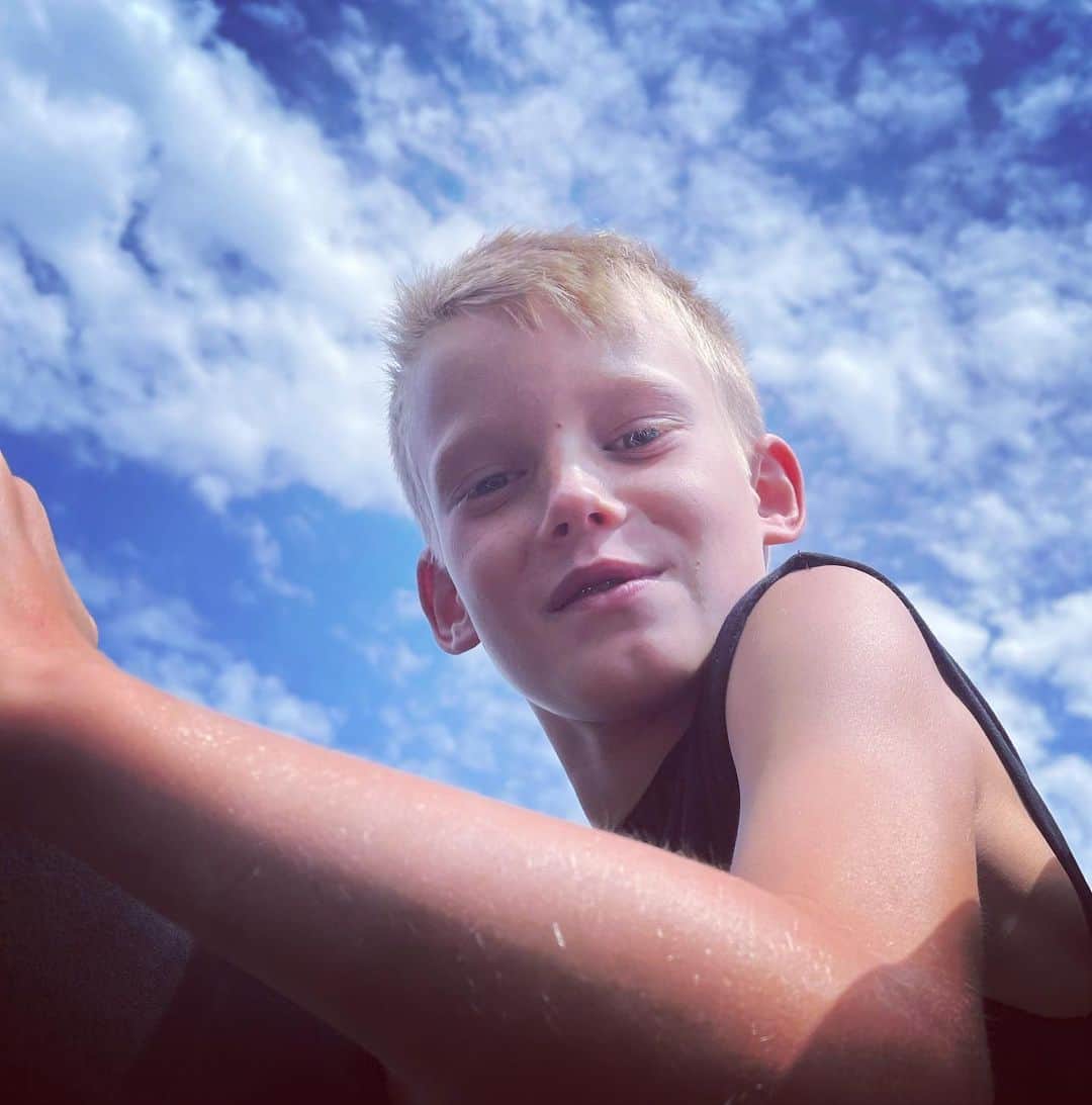 ヒラリー・ダフのインスタグラム：「Oh my heart…10 years old! Luca Cruz what a gift you are to all that know you. I can’t imagine how it’s already been 10 years since I got to first hold you in my arms and meet your big blue eyes …. This time with you has been something I can’t even explain. It’s my pleasure to watch you grow. To know your heart and be loved by you. You are magic and I can’t wait to see all the cool things you do and will teach me over the next 10 years.  HAPPY BIRTHDAY TO THE GREATEST KID AROUND ♥️ I’m going to try and only cry a few times today 🥺🥺🥺」