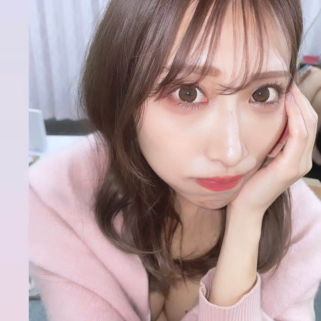 あいりさんのインスタグラム写真 - (あいりInstagram)「フラッシュたいて写真撮ってみた🤳 鼻付け根？らへんの真ん中に ずーっとニキビじゃないんだけど 赤いプツってなってて 一生治らなくてどーしよー🫠  #グラビア#gravure#グラドル#idle#japanesegirl#likeforlikes#selfie」3月20日 23時44分 - wanu.__.uwan