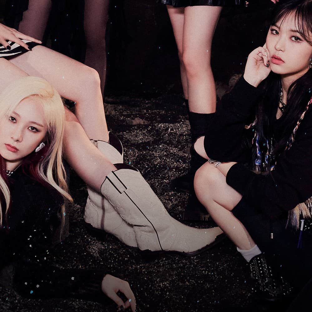 EVERGLOWのインスタグラム：「[🎉EVERGLOW DAY]  2022.03.21 #HAPPY_EVERGLOW_DAY  𝐄𝐕𝐄𝐑𝐆𝐋𝐎𝐖 𝟑𝐫𝐝 𝐀𝐍𝐍𝐈𝐕𝐄𝐑𝐒𝐀𝐑𝐘💞 𝐇𝐀𝐏𝐏𝐘 𝐄𝐕𝐄𝐑𝐆𝐋𝐎𝐖 𝐃𝐀𝐘✨  EVERGLOW의 3주년을 축하합니다🥰 #FOREVER 3년동안 함께해줘서 고마워요💜  #EVERGLOW #에버글로우 #이유 #시현 #미아 #온다 #아샤 #이런」