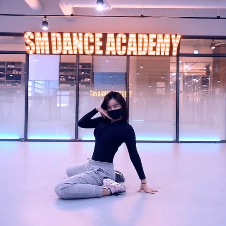 リュ・ジヘのインスタグラム：「마리아 가사중 욕을 하도 먹어 챘어랑 굳이 우는 꼴이 보고싶다면 옛다 눈물이 마음에 들어서 선택했던 곡! 다음곡 연습하러 가쥬아!!!⭐️춤은 자쉰감이줴!!!😆🤣」