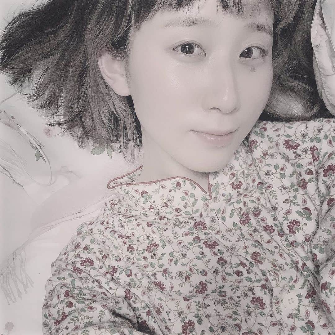 のインスタグラム：「実家で妹にパジャマを借りたらガーリィでいつもヒートテックとパンイチで寝てた自分に謝罪☺️  #すっぴんメルヘン #夢の中で苺摘めそう #おやすみ🍓」