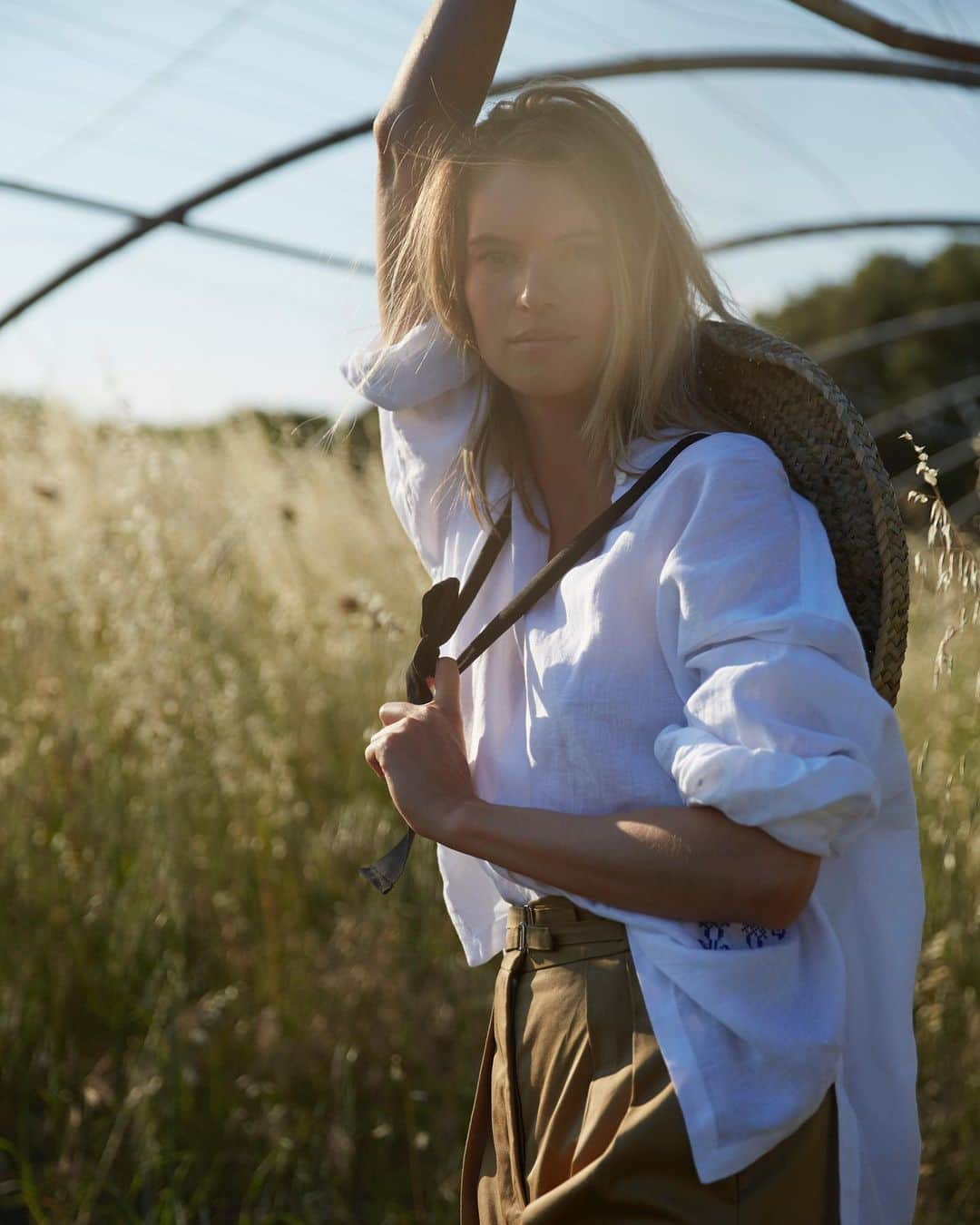 イネスドゥラフレサンジュのインスタグラム：「Dimanche dans le Sud 🌞 Nouvelle collection : la chemise Adamo et le short Prune disponibles en ligne et en boutiques. - Sunday in the South ☀️ New Collection The Adamo shirt and the Prune shorts available online and in stores.  www.inesdelafressange.fr  #InesdelaFressangeParis #InesdelaFressange #InesSS22」
