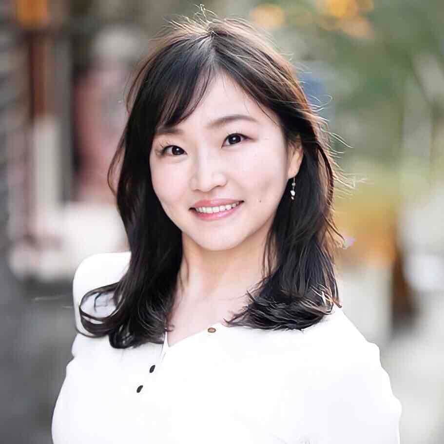 女子アナ47のインスタグラム：「フリーアナウンサーでことばの片づけ士の草野茜と申します。  NHKで10年間キャスターやリポーターとして働いていました。（勤務した場所は岐阜・和歌山・宇都宮です） 2020年春からフリーになりました。 アナウンサーとしてのスキルアップができればと、ラジオパーソナリティやナレーション、各種司会や講師など様々な仕事に奮闘中です！ 特技は片づけです。 現在、整理収納アドバイザー2級認定講師としても活動しており、資格取得を目指す受講生に片づけをお伝えしています。  今年の抱負は・・・ アナウンス・整理収納に関する新たな仕事にチャレンジすることです。 「ことばを片づけて分かりやすく伝える」活動と 「分かりやすいことばで片づけを伝える」活動をする ‟ことばの片づけ士”としてステップアップしていけたらと思っています！  よろしくお願いいたします。  #栃木 #和歌山 #岐阜 #栃木県 #和歌山県 #岐阜県 #片付け #片づけ #片づけたい #汚部屋をなんとかしたい #講師 #片づけ講師 #元片づけ下手 #汚い部屋をなんとかしたい #tydyup #ことばの片づけ士 #ことばの片づけ #元NHKキャスター #片づけは防災につながる #インテリア好き」