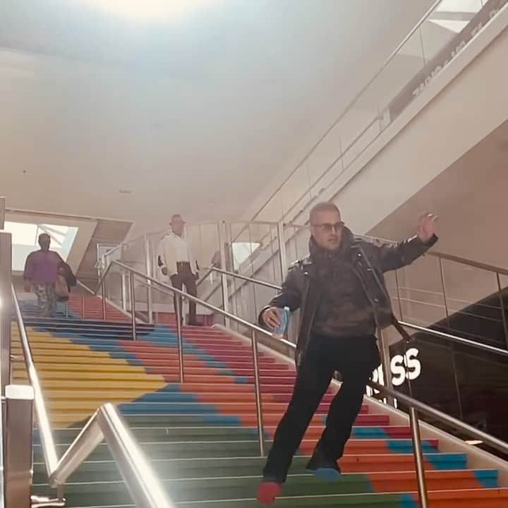 テイラー・キニーのインスタグラム：「Sliding into Monday like… #mallrats #proteinshake #foodcourtallstar #railorbail (A scooner is a sailboat dummy) #fuckingnaileditmom #hashtag #savage」