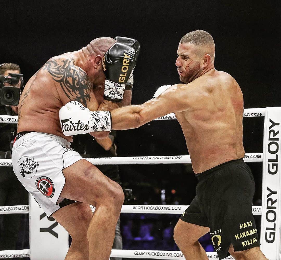 グーカン・サキのインスタグラム：「As an athlete and as an Glory fighter I feel disappointed about what happend last night. Thankful that there were no serious injuries. The kickboxing world did get an 8 count last night. But we will stand up again and rebuild that perfect image. These events are for us all and have always been safe. I’m  looking forward to be part of this and I will give you guys a great show soon.   My team-mate @jamalbensaddik was the main event and he worked really hard for this event. Inside and outside the ring he has been an example. I feel bad for him but I heard he was in the gym today, so fireworks soon!  Thank you @glorykickboxing for the hard work and dedication and thank you all for being there for us.   See you soon.  The Rebel」