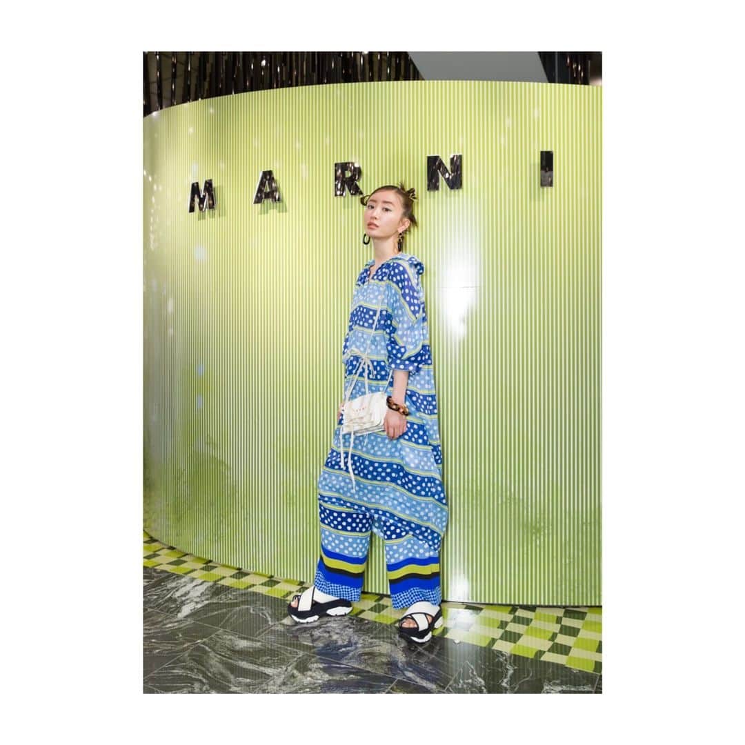 松本まりかのインスタグラム：「🌞MARNI🌞 🌴HIGH SUMMER 2022SS collection 🌴  Blue pop kawaii🐳  #マルニ #MARNI @isetan_shinjuku  HAIR & MAKE-UP @paku_chan   皆さまお元気でしたか？ 私は携帯を触る時間もないほど撮影撮影撮影の毎日🙃来る日も来る日も撮影寝ても覚めても撮影撮影最近は番宣番宣番宣..今日はただただ食べ尽くす幸せバラエティそして明日は….」
