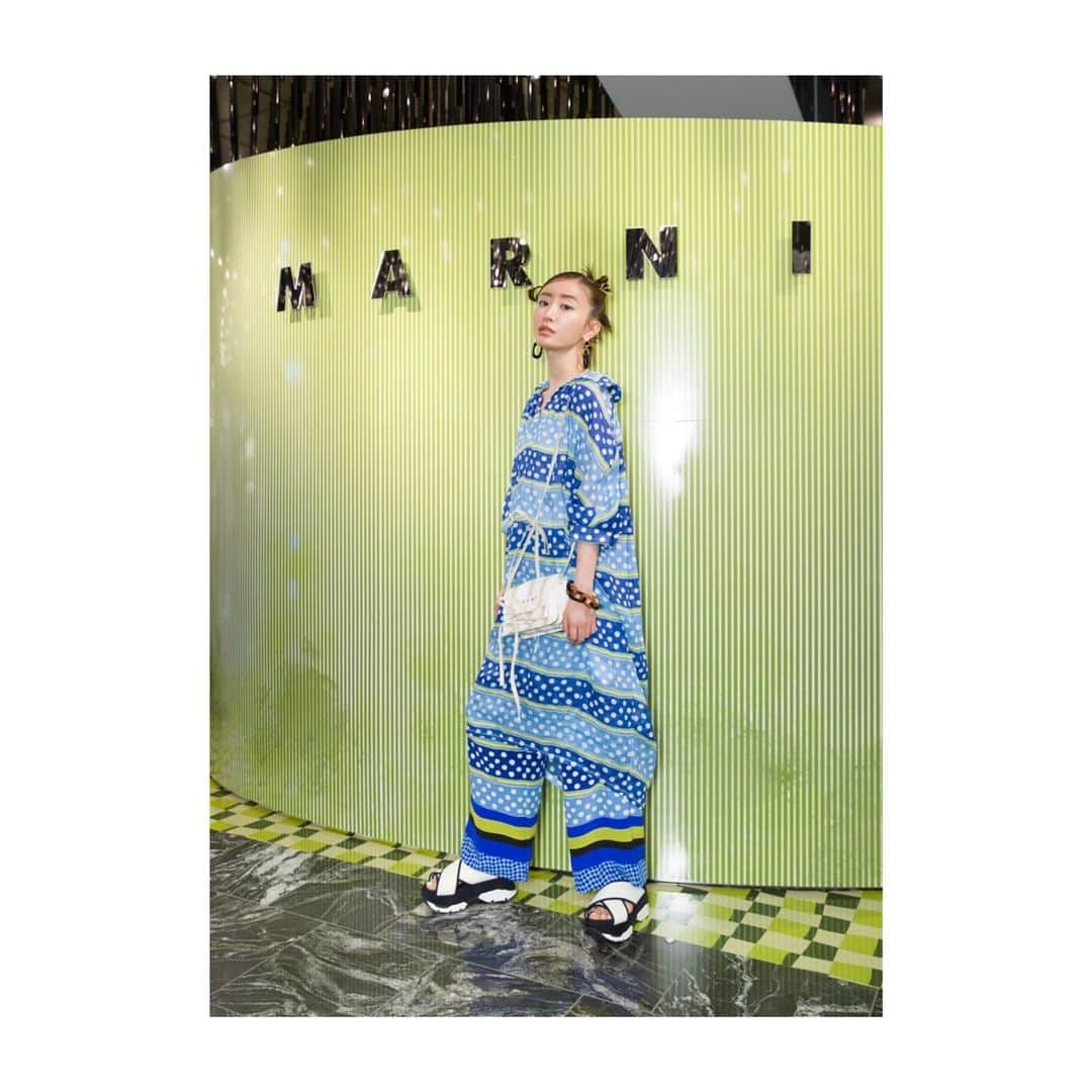 松本まりかさんのインスタグラム写真 - (松本まりかInstagram)「🌞MARNI🌞 🌴HIGH SUMMER 2022SS collection 🌴  Blue pop kawaii🐳  #マルニ #MARNI @isetan_shinjuku  HAIR & MAKE-UP @paku_chan   皆さまお元気でしたか？ 私は携帯を触る時間もないほど撮影撮影撮影の毎日🙃来る日も来る日も撮影寝ても覚めても撮影撮影最近は番宣番宣番宣..今日はただただ食べ尽くす幸せバラエティそして明日は….」3月21日 16時21分 - marika_matsumoto