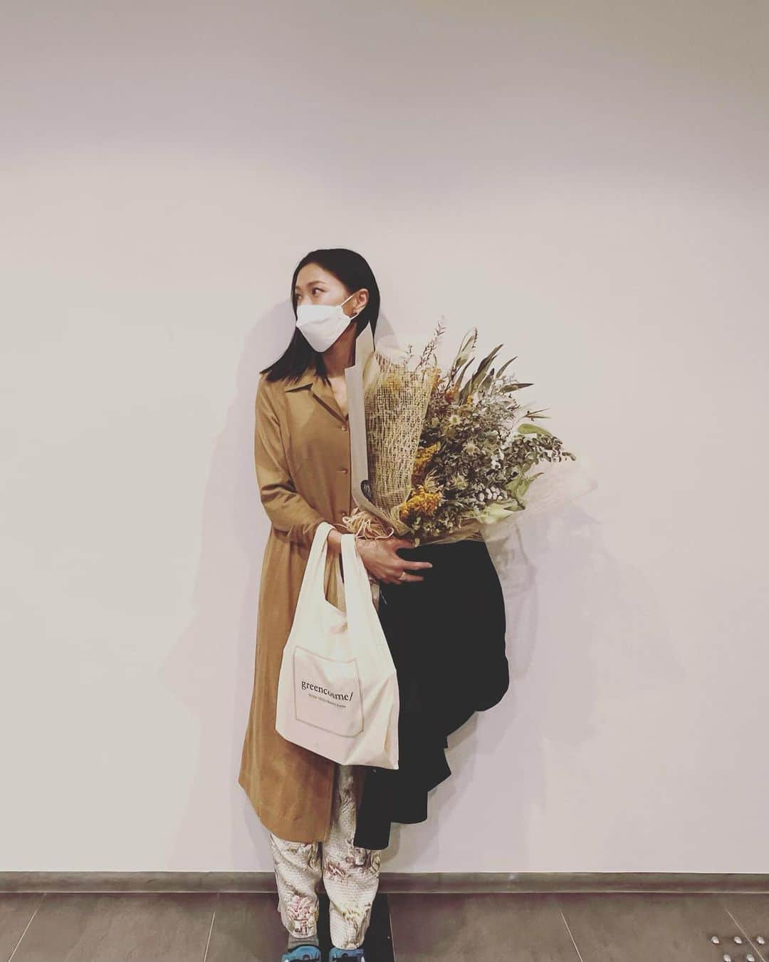 榮倉奈々さんのインスタグラム写真 - (榮倉奈々Instagram)「本日、@noin.tv 主催のgreencosme/NOIN SDGs Beauty Eventに参加させていただきました。 コミュニケーションの大切さを感じました。意見交換をし合って、新しい答えをたくさん見つけていきたいですね。 廃棄されてしまう花に新たな命を吹き込んだ @rin_flower_official の花束をいただきました。リユース、リユース、リユース🤍  @laboucherougeのブースもありました💄 購入は @senseofhumour_official でできます🤍」3月21日 16時38分 - nana_eikura