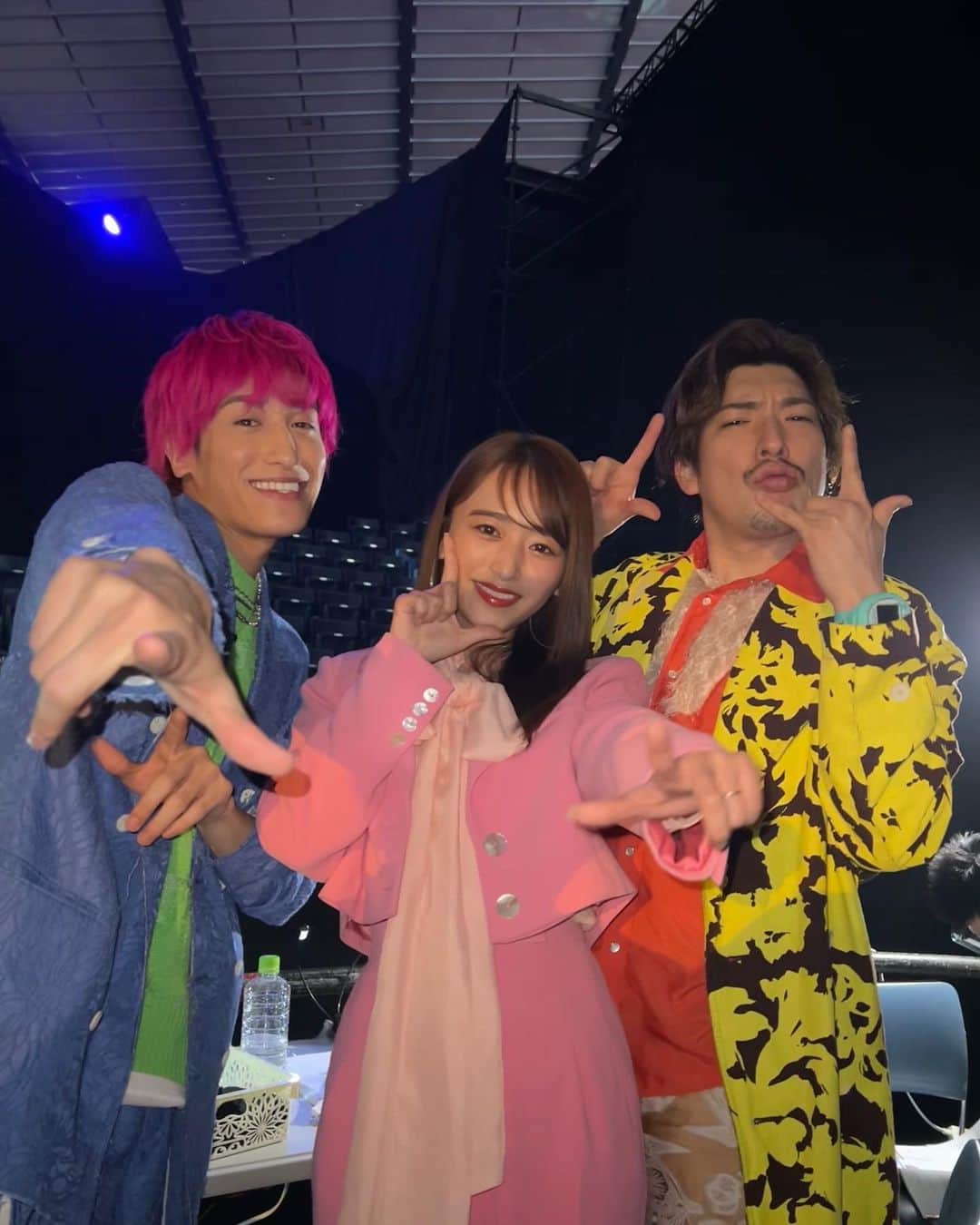 近藤千尋のインスタグラム：「@tgc_staff  ありがとうございました🌸☺️ 久々の有観客で ドキドキでしたが、 皆さんと目があって幸せでした🥰🤍  EXITさんと、 お見送り芸人しんいちさんと📸❣️ トロフィー、感動❗️ R-1優勝おめでとうございます✨☺️  一瞬でしたが 楽しい時間を ありがとうございました🧏🏻‍♀️💕💕」
